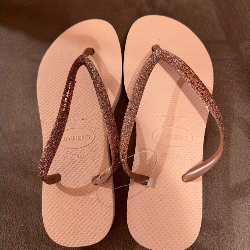 Havaianas Slim Sparkling Glitter Rose Gold Flip Flops
Size 6 - Picture 4 of 7